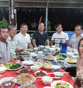 Tổng Giám đốc Ausviet tới thăm gia đình kỹ sư Hồ quang cua
